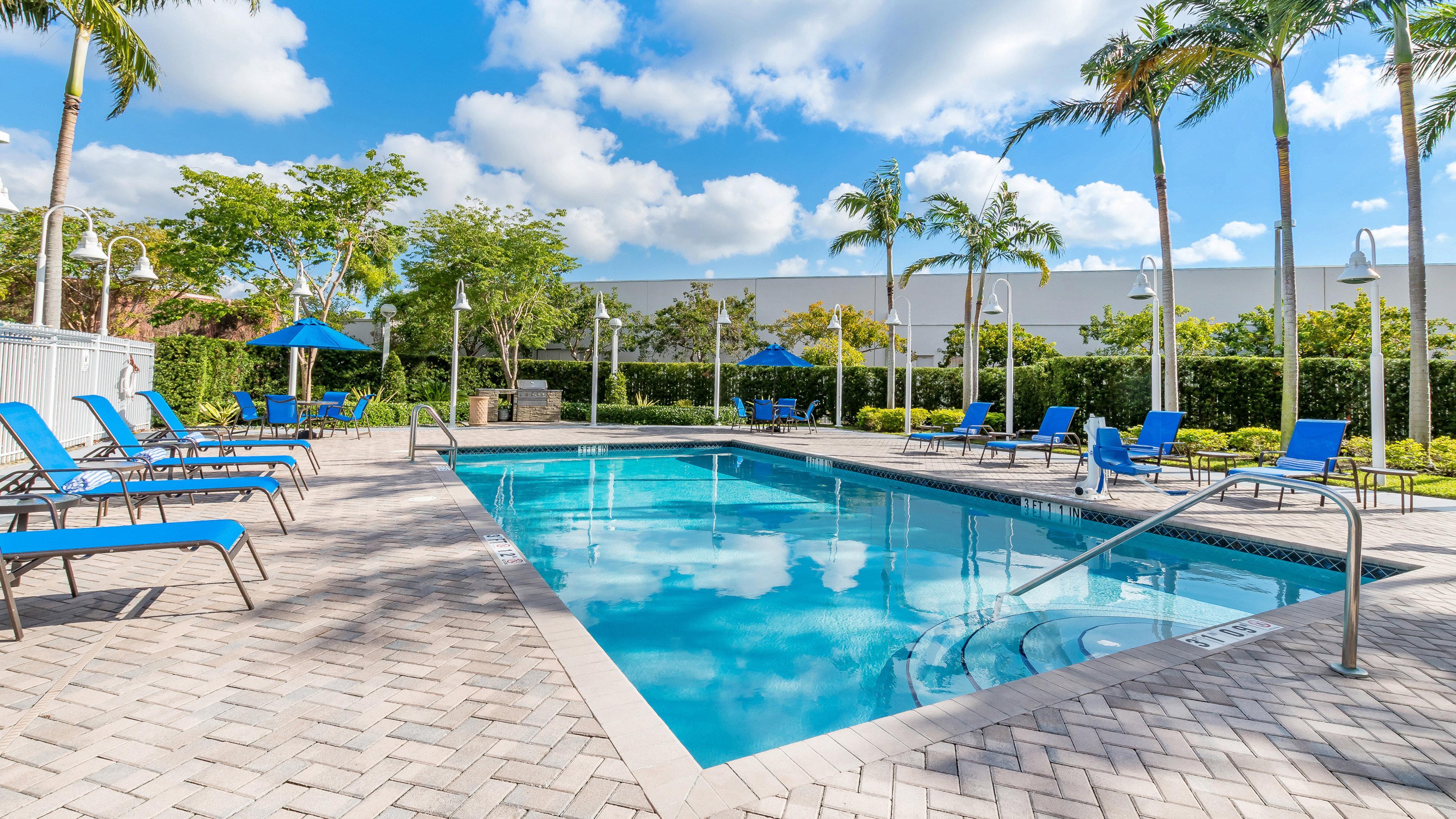 Holiday Inn Express & Suites Miami Kendall By Ihg Country Walk Exterior photo