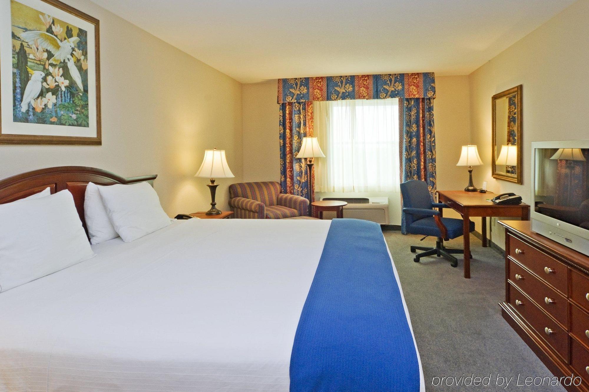 Holiday Inn Express & Suites Miami Kendall By Ihg Country Walk Room photo