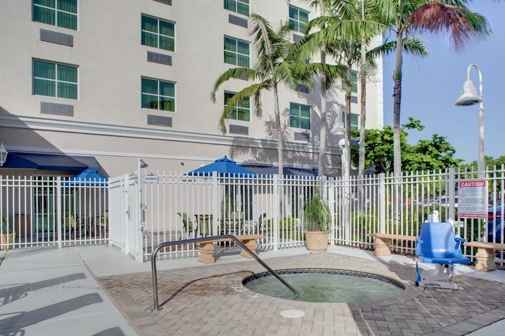 Holiday Inn Express & Suites Miami Kendall By Ihg Country Walk Exterior photo