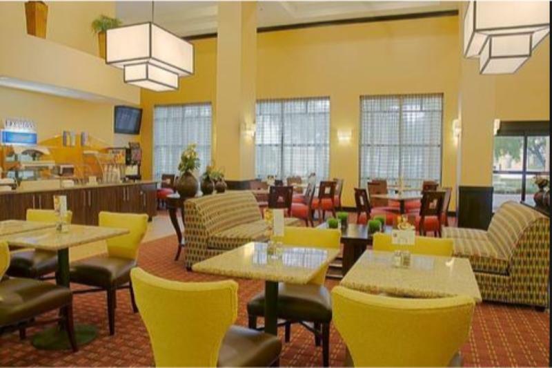 Holiday Inn Express & Suites Miami Kendall By Ihg Country Walk Exterior photo